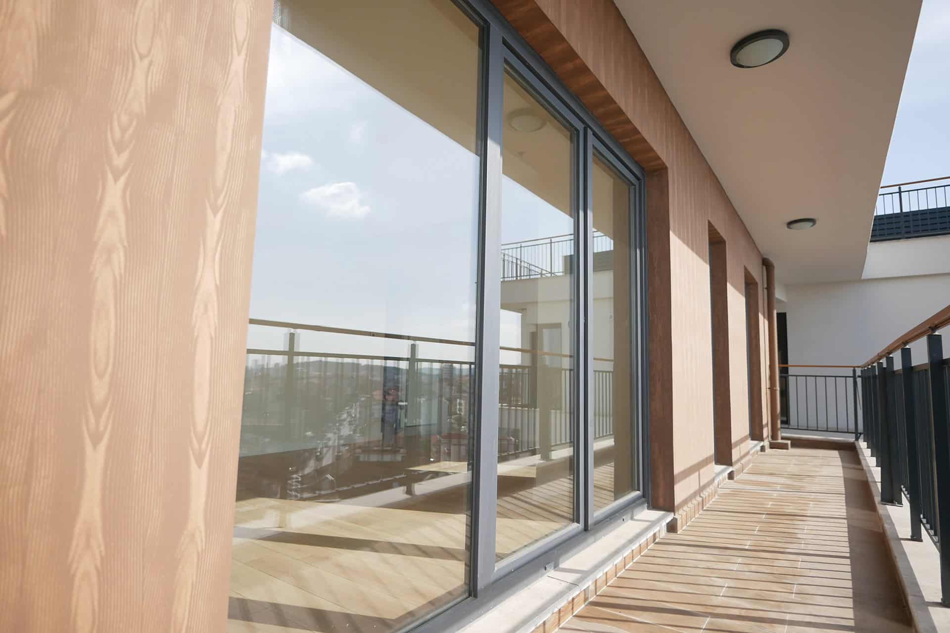a-modern-apartment-with-a-balcony-wooden-deck-an-2026-03-17-03-36-32-utc (1) Раздвижные стеклянные системы для террас: как подготовить заведение к летнему сезону?