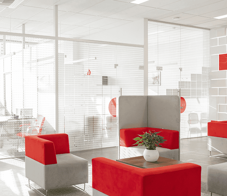 Aplicarea foliei decorative pe pereții despărțitori din sticlă: soluția modernă pentru biroul dvs