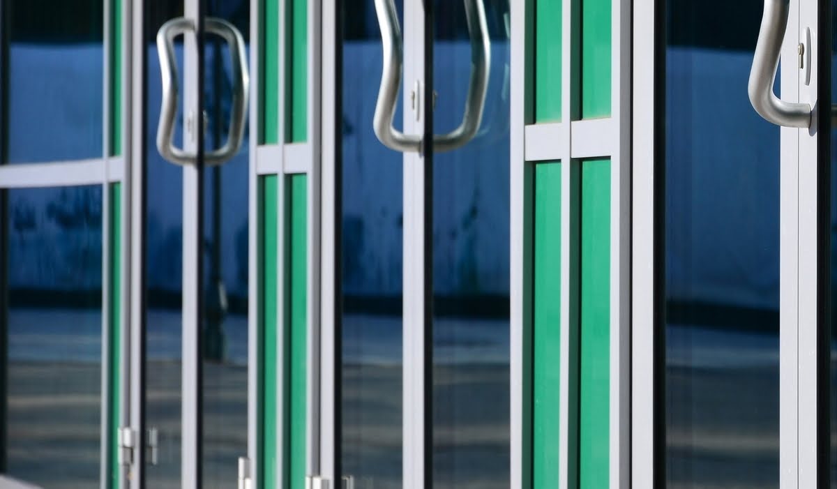 Cum ușile de aluminiu ALT111 ajută la economisirea  costurilor de încălzire și răcire