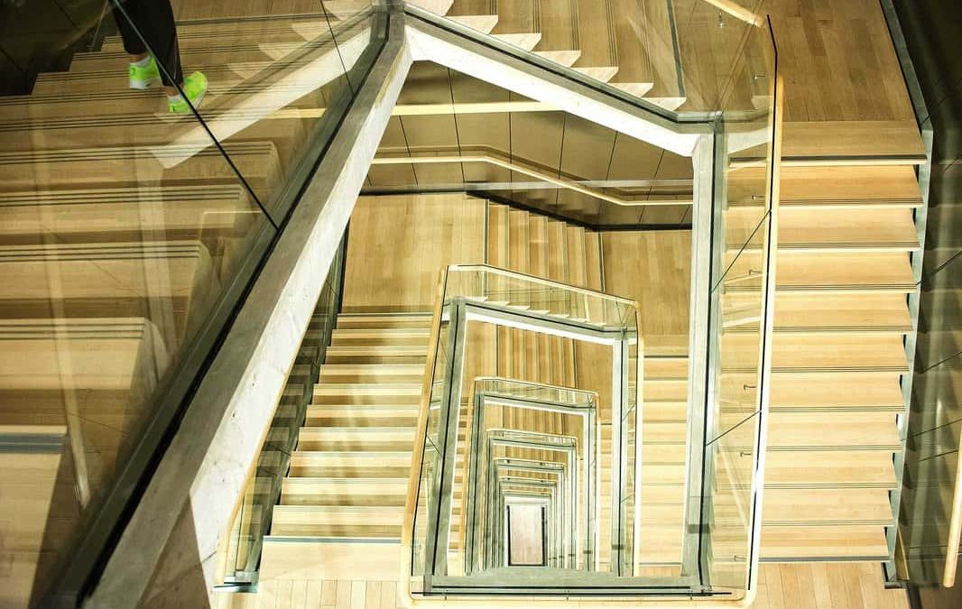 Стеклянные перила и ограждения – безопасность в сочетании с эстетикой