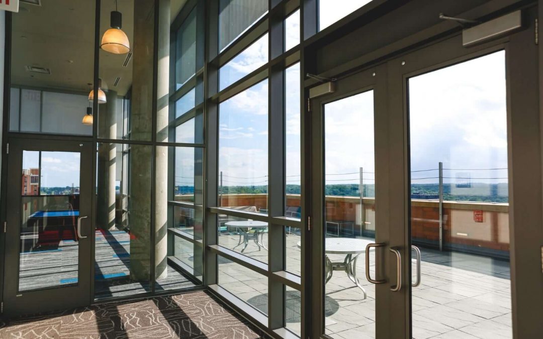 Двери из алюминиевого профиля со стеклом, преимущества