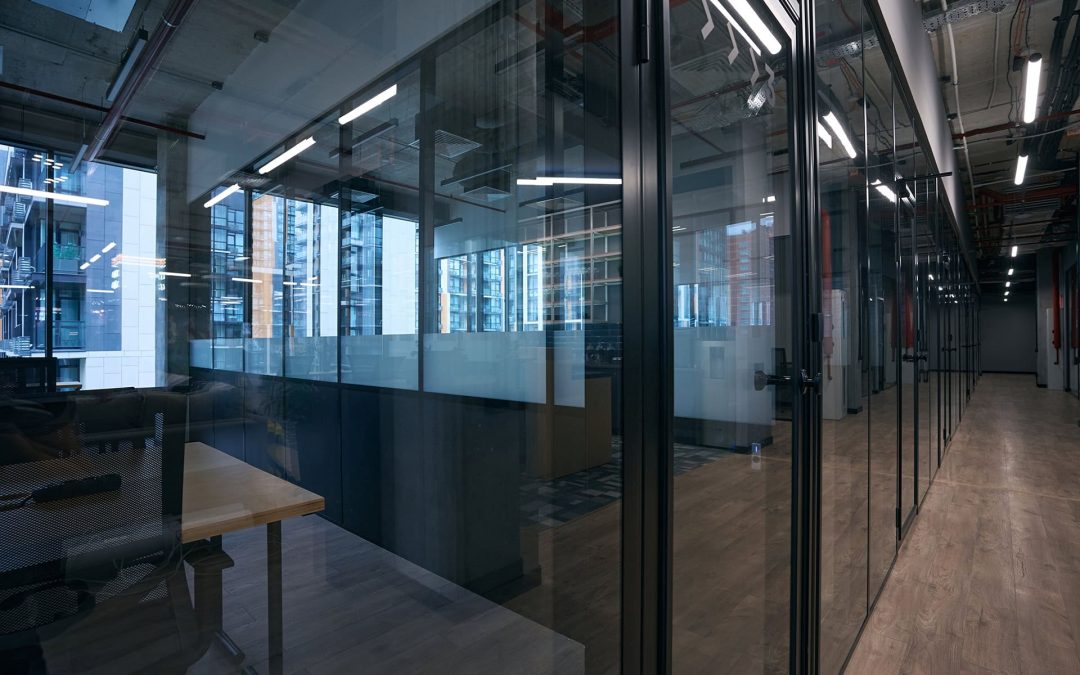 Зонирование офиса: в чем разница между алюминиевыми и цельностеклянными перегородками