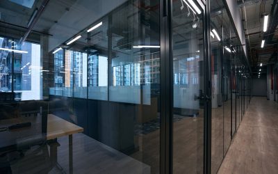 Zonarea biroului: care este diferența dintre pereții despărțitori din aluminiu și cei din sticlă integrală