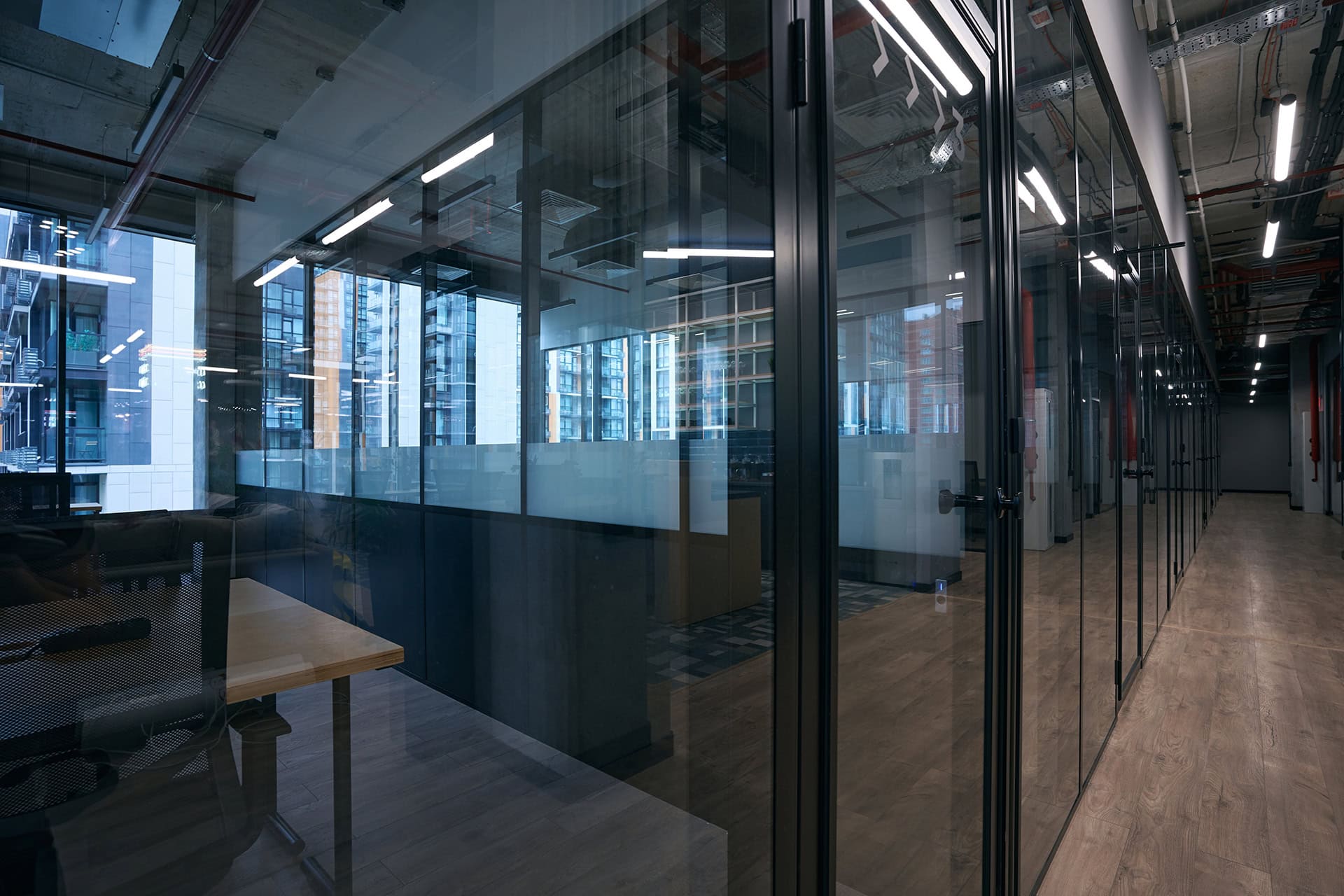 Зонирование офиса: в чем разница между алюминиевыми и цельностеклянными перегородками