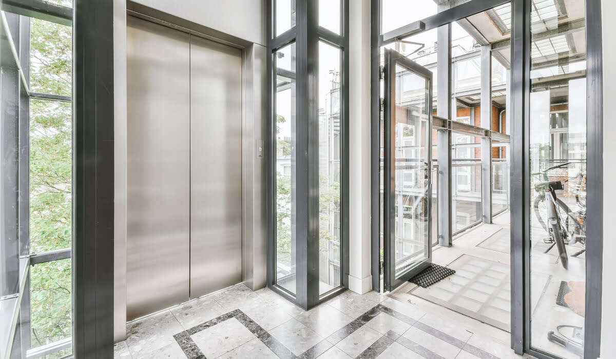 Cum ușile de aluminiu ALT111 ajută la economisirea  costurilor de încălzire și răcire