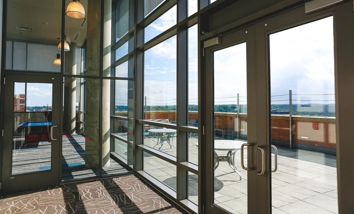 Cum ușile de aluminiu ALT111 ajută la economisirea  costurilor de încălzire și răcire