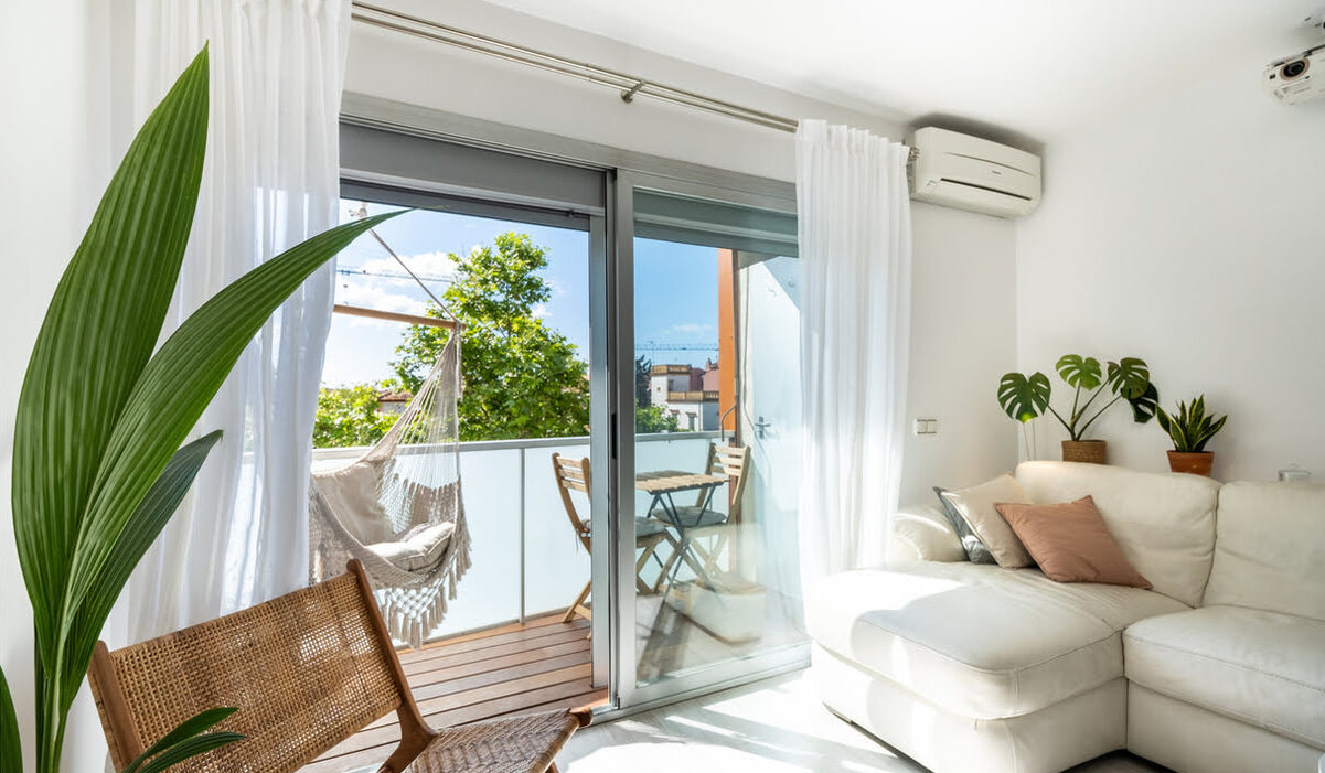 Cum ușile de aluminiu ALT111 ajută la economisirea  costurilor de încălzire și răcire