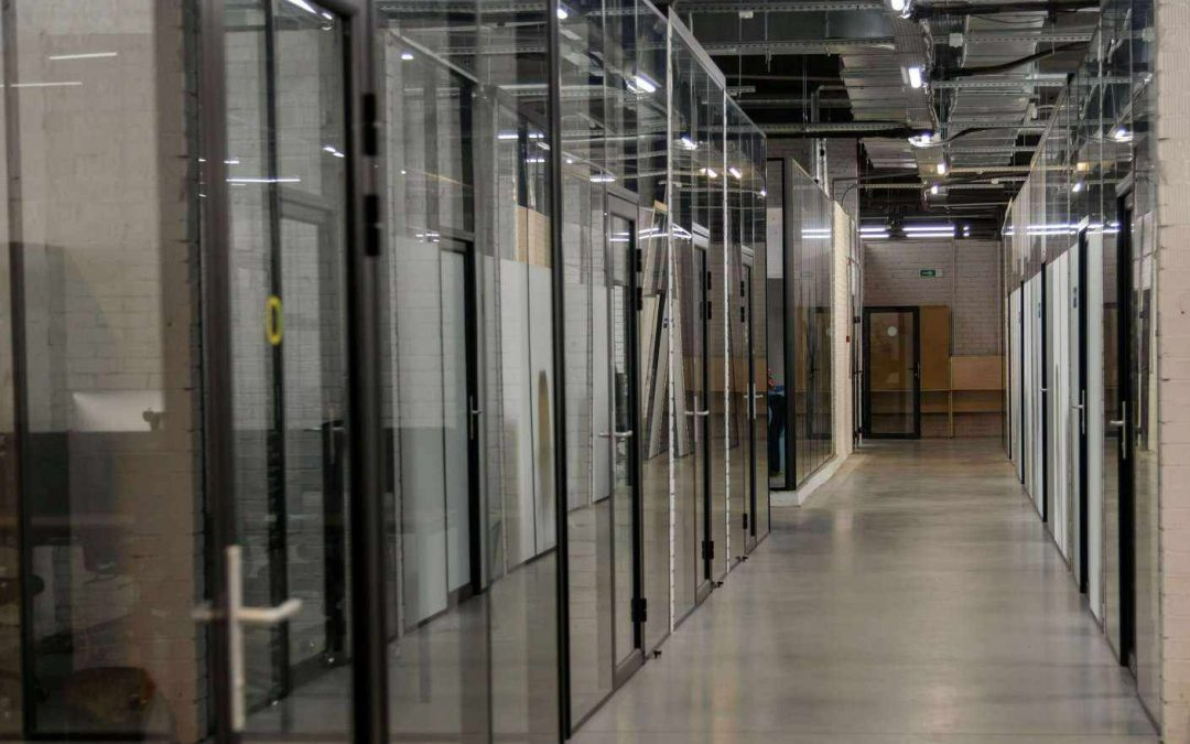 Офисные перегородки: двойное или одинарное остекление, что выбрать?