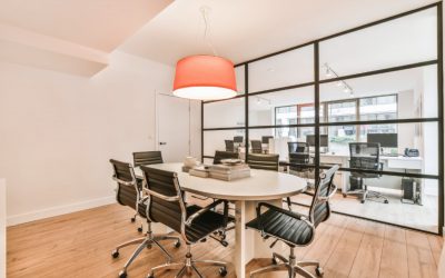 Pereți despărțitori de birou cu geam dublu – cea mai bună izolare fonică